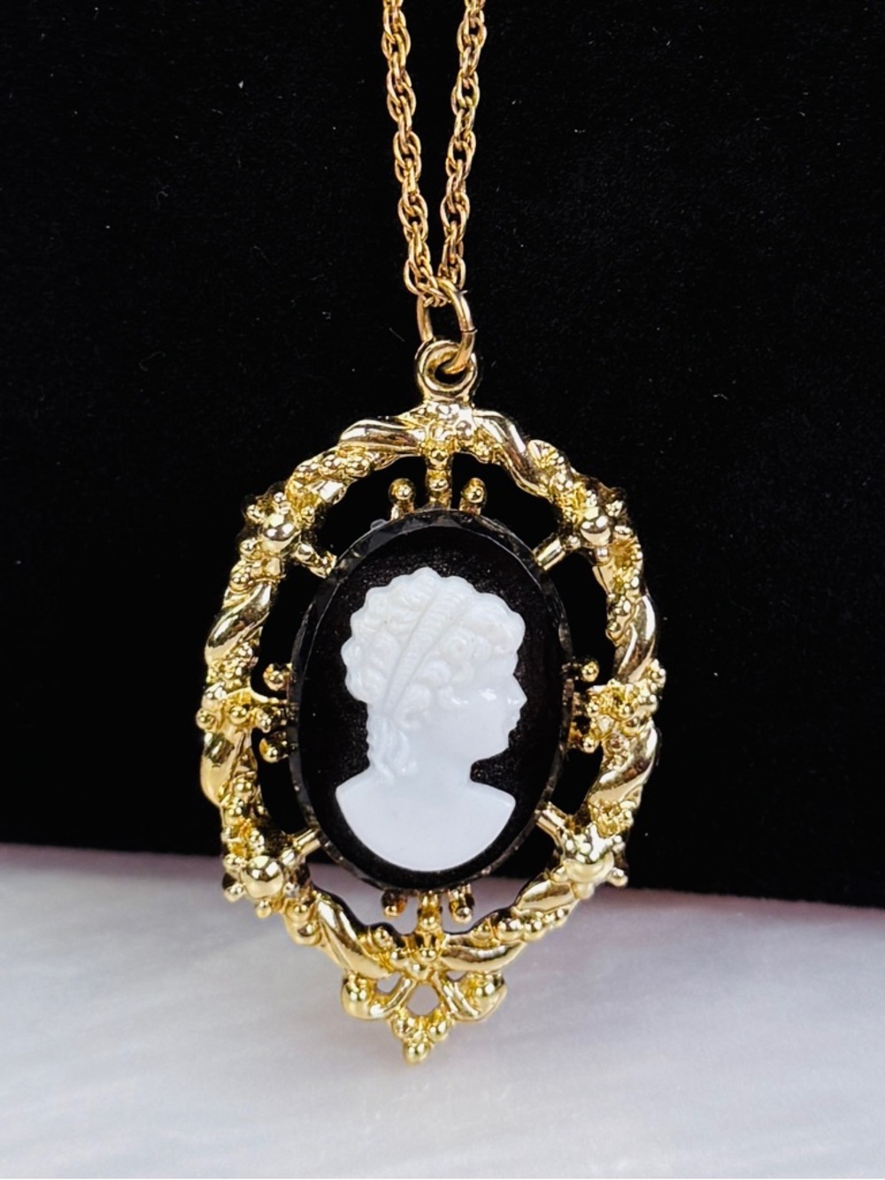 Beautiful, Goldtone Black & White Cameo Pendant Necklace